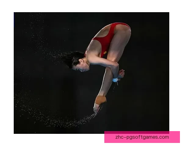 水中芭蕾:跳水比赛的优雅之美 水中芭蕾:跳水比赛的优雅之美