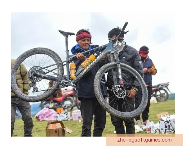 山地车比赛实况揭秘：高山崎岖，速度须知，激战在即